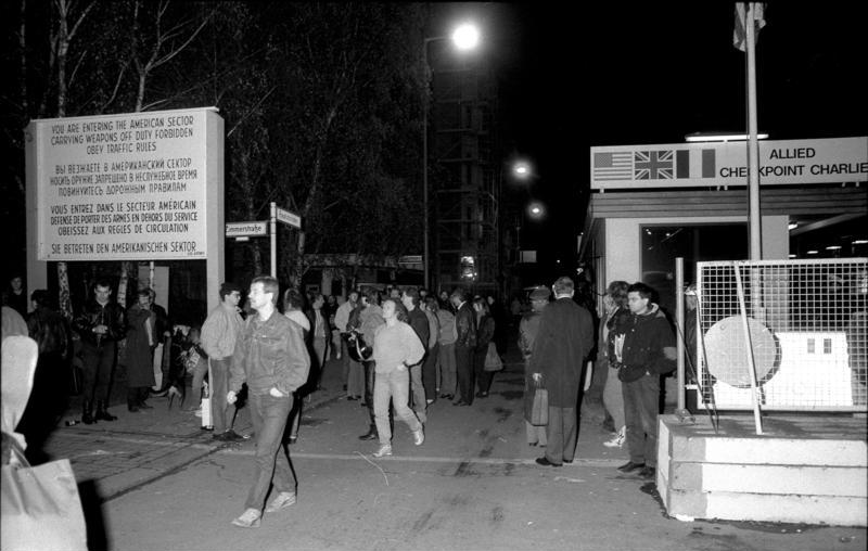 Berlin, Checkpoint Charlie, Nacht des Mauerfalls, 10. November 1989
