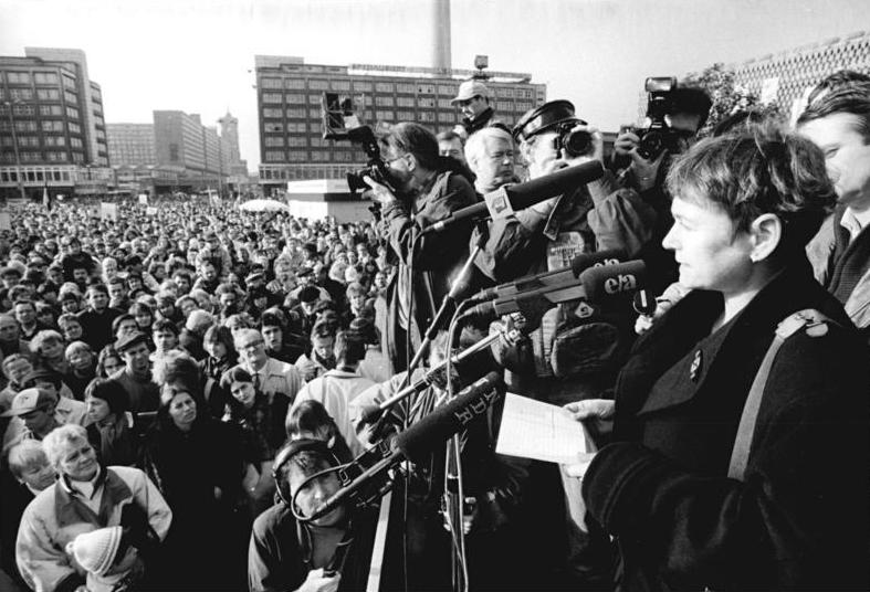Berlin, Bärbel Bohley spricht auf dem Alexanderplatz, 4. November 1990